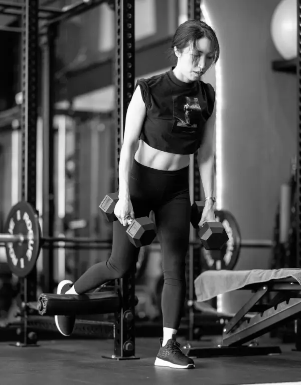 Training mit Kurzhanteln bei VAULT