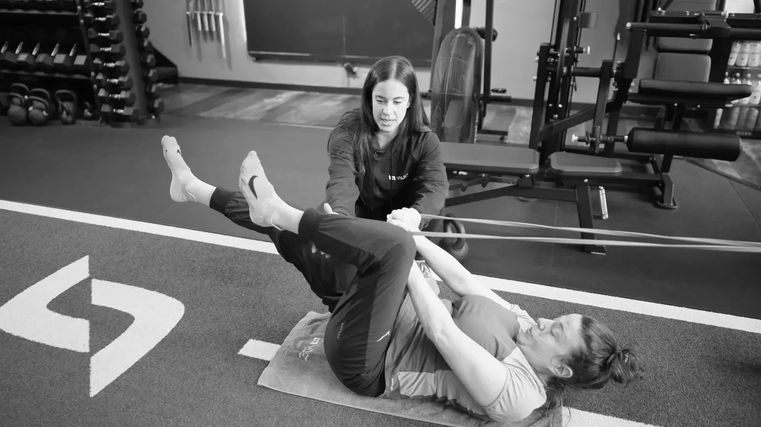 Ein VAULT Coach trainiert eins zu eins mit einer Kundin im Studio in Zürich